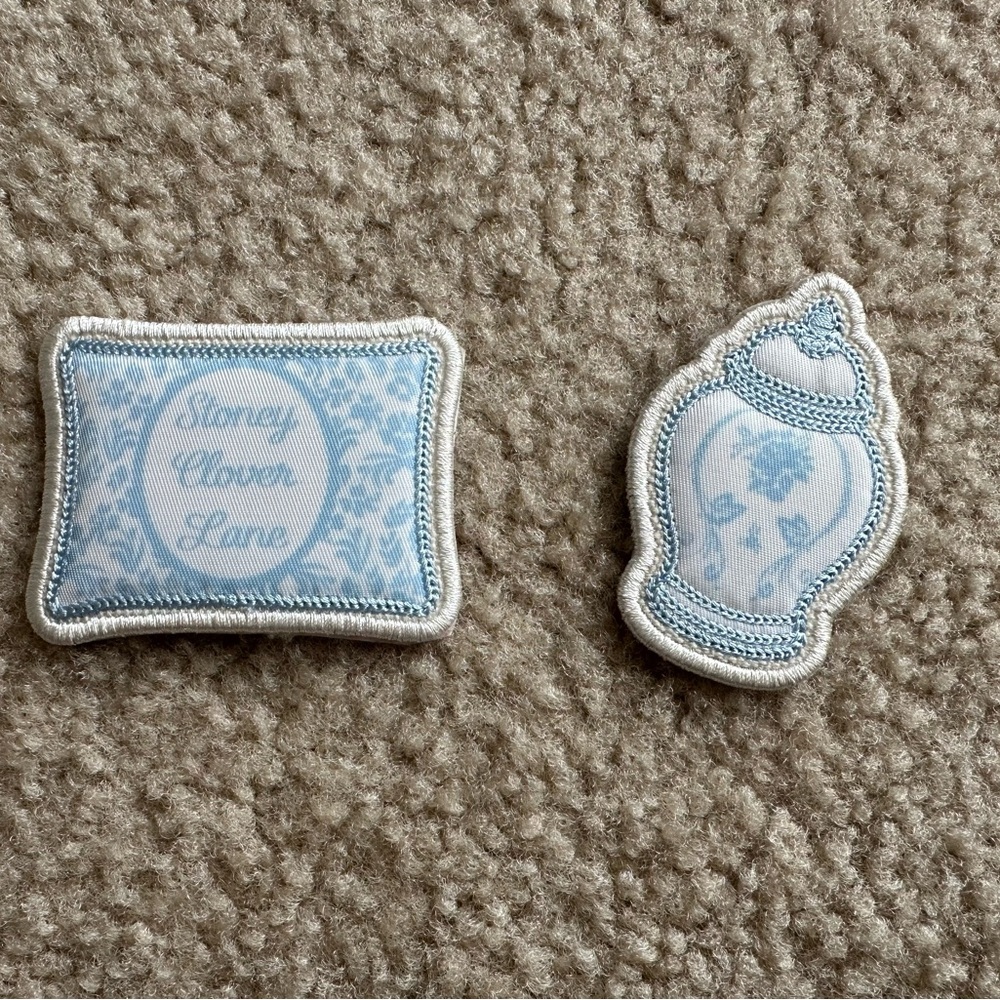 Stoney clover lane vase and pillow from the High Tea Collection patch set